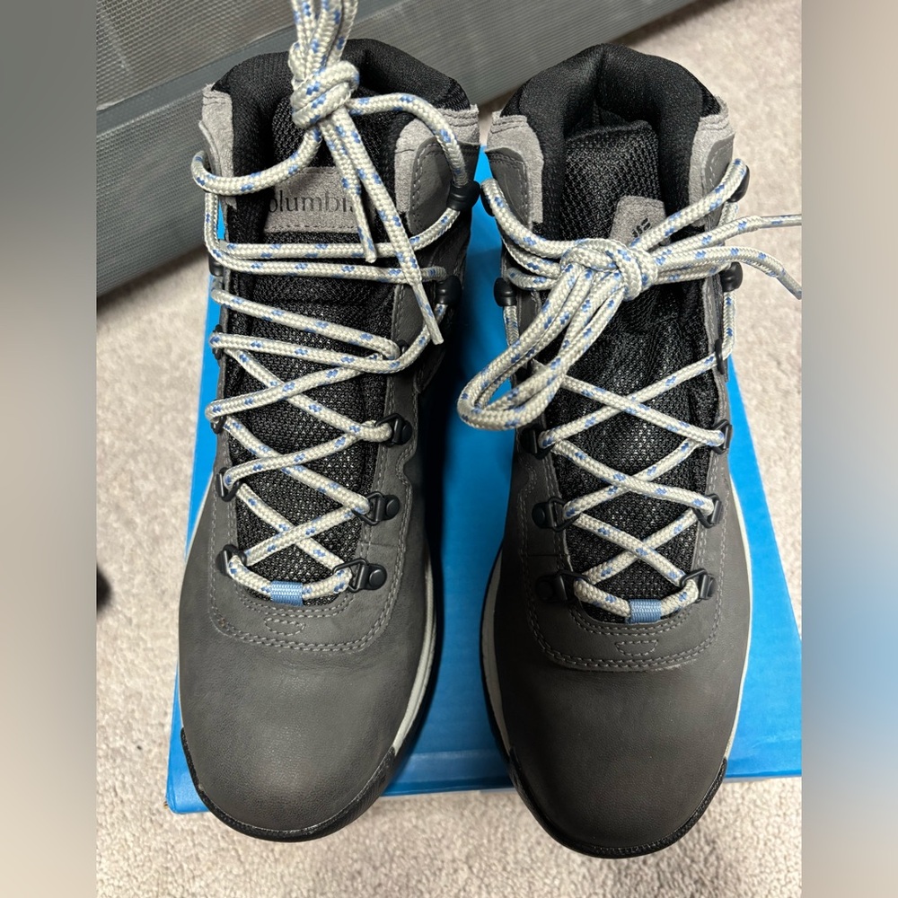 Columbia Womens hiking boots. Newton Ridge Size 11
